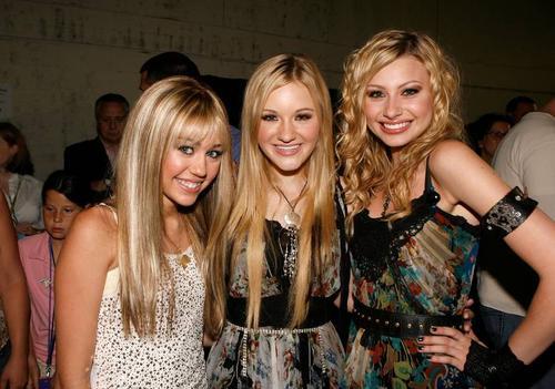 hannah with aly and aj -  Cinema, tv - Humour - 